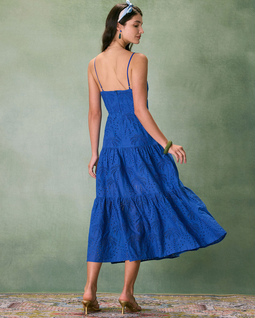El Vestido Midi Lencero Azul Bordado con Escote Corazón