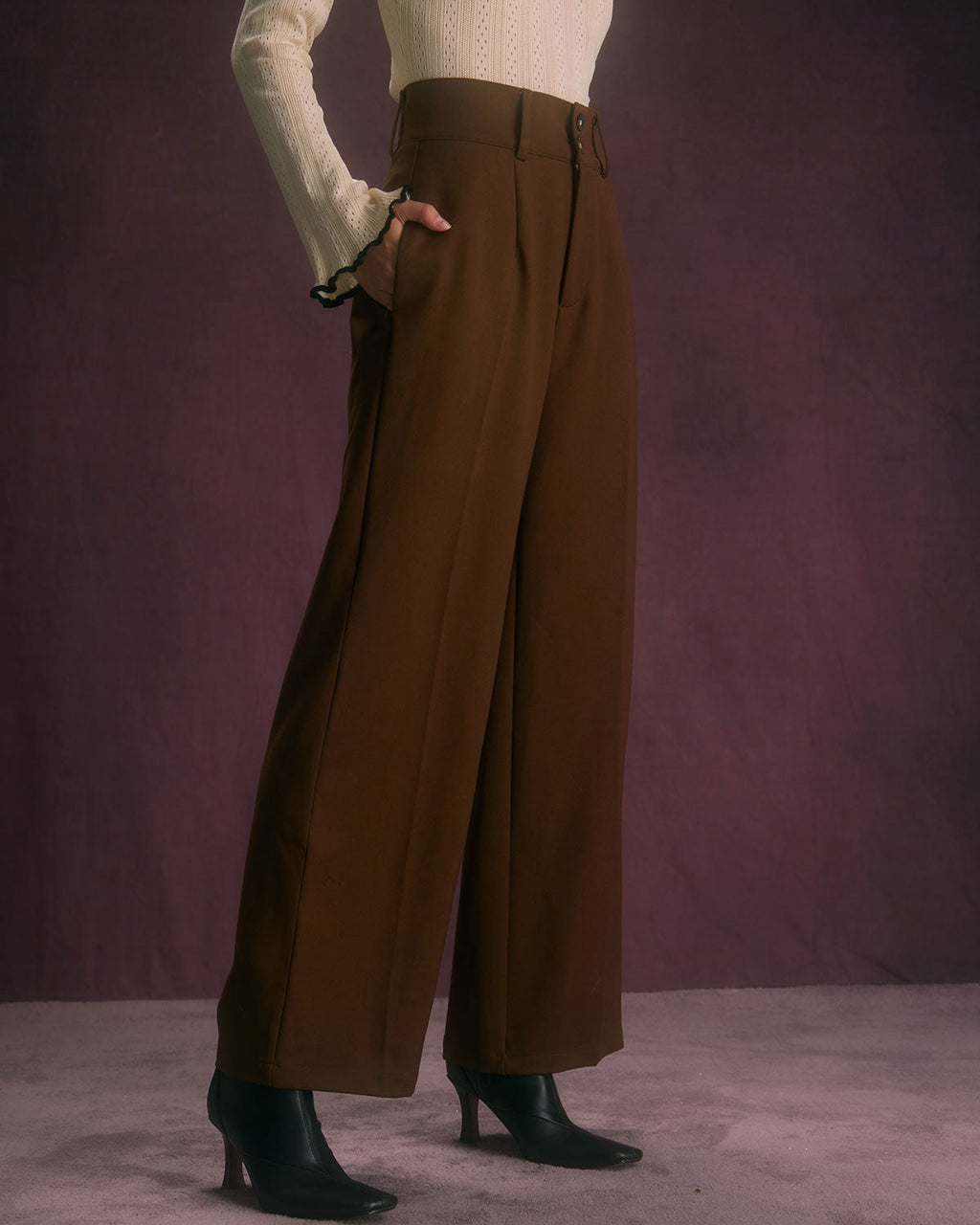 Pantalones Rectos con Bolsillos Inclinados y Botón de Café