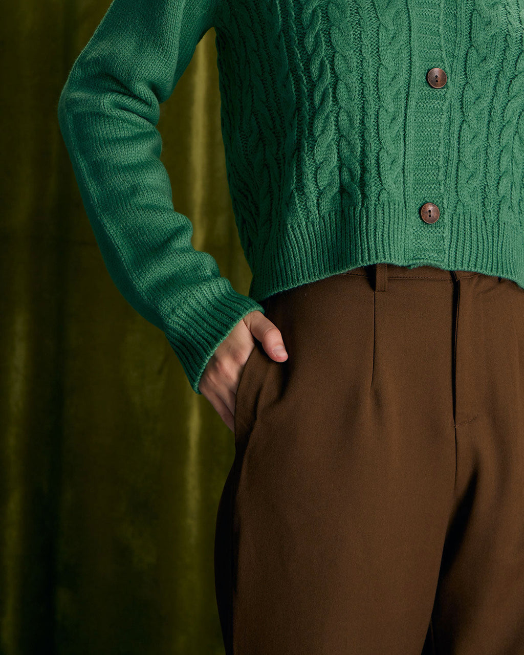 Pantalones Rectos con Bolsillos Inclinados y Botón de Café