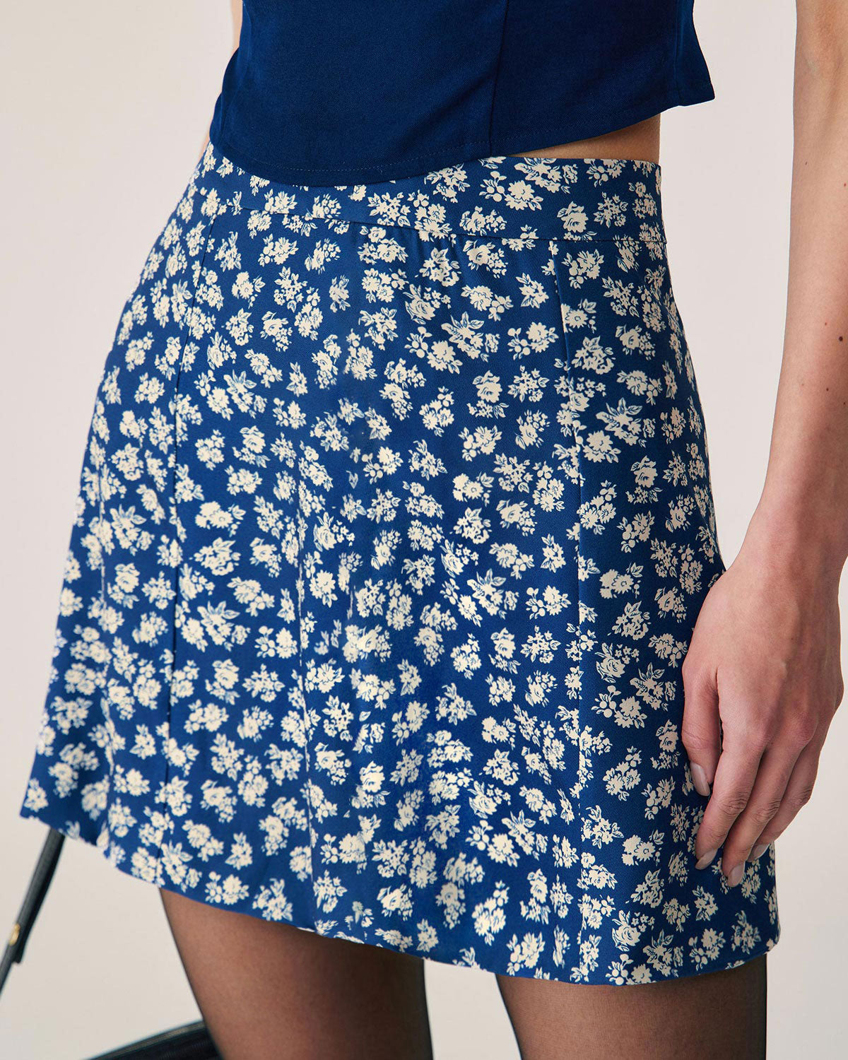 Minifalda evasé floral azul marino