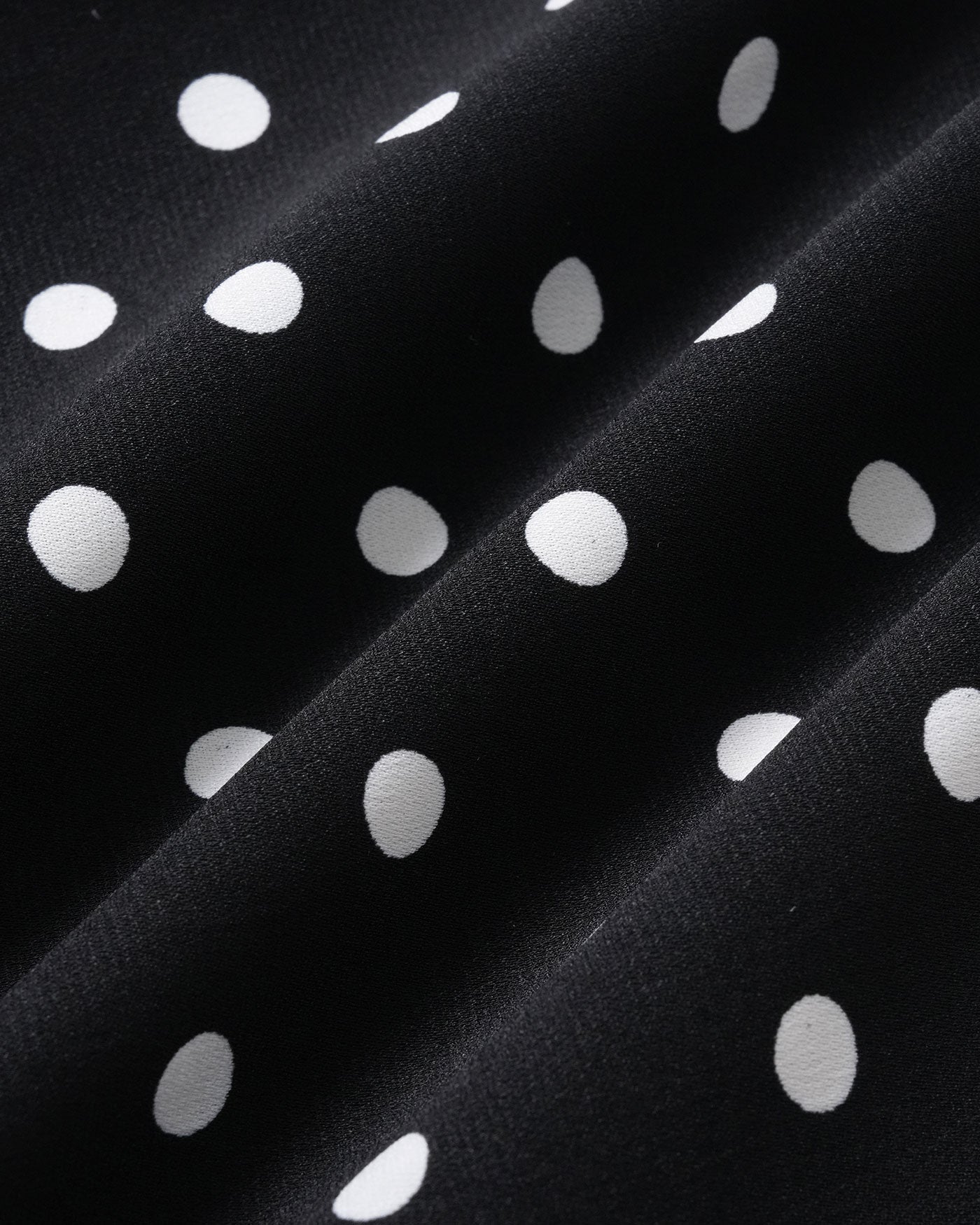 Falda midi de sirena negra con lunares
