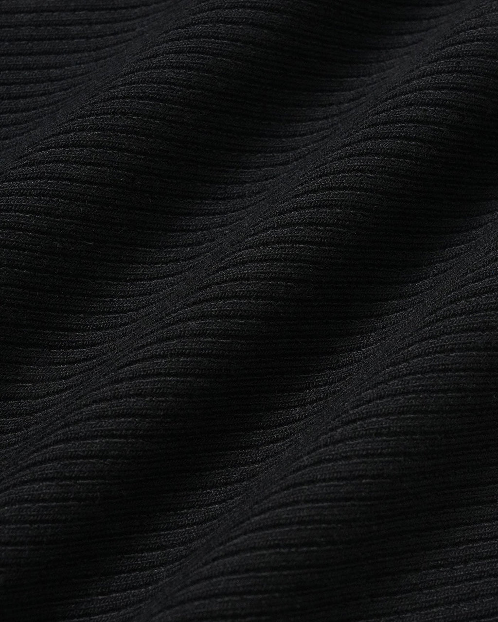 El top de punto de canalé con cuello en V negro