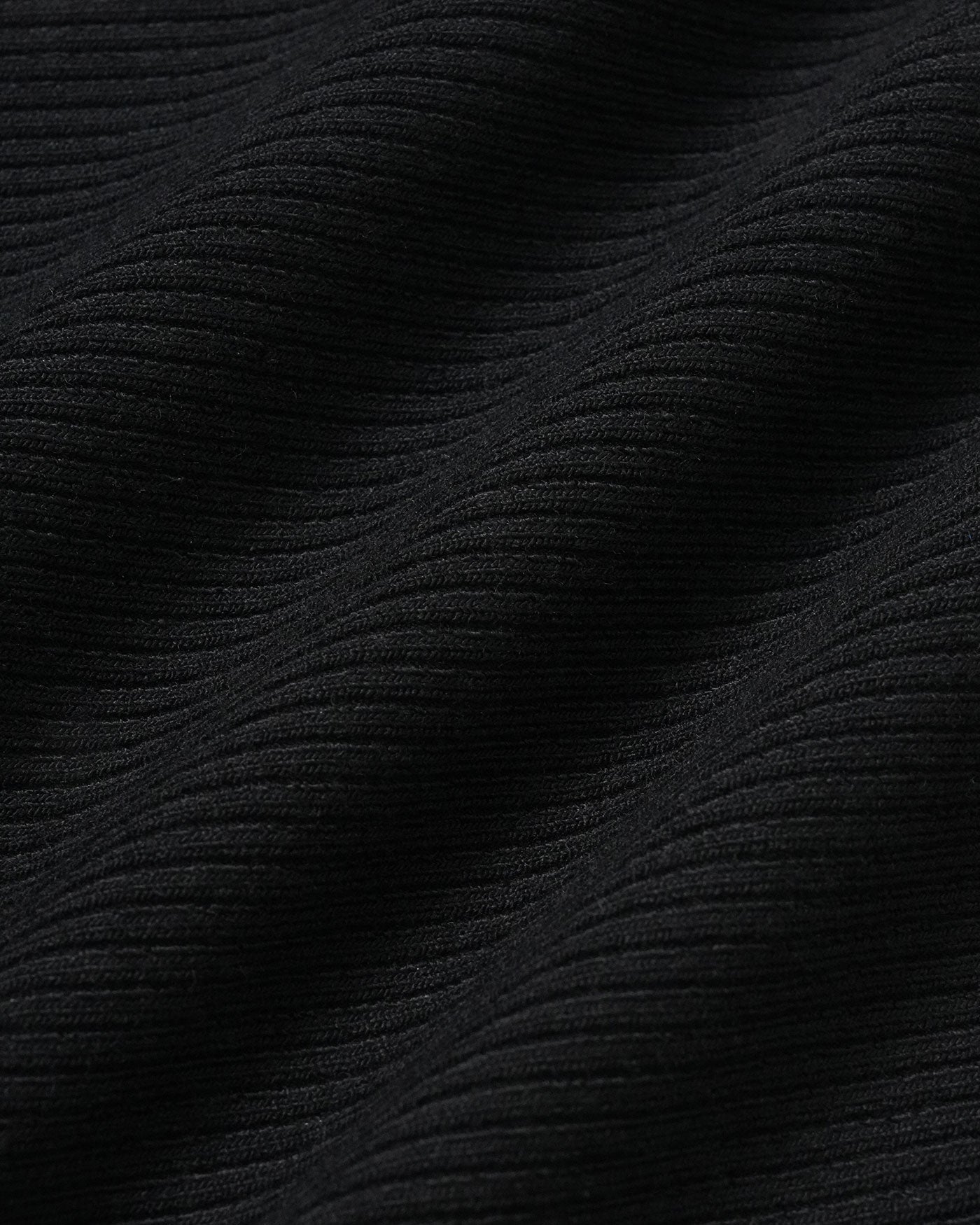 El top de punto de canalé con cuello en V negro