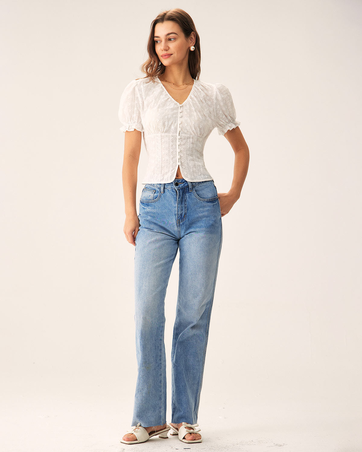 Blusa blanca floral con mangas abullonadas