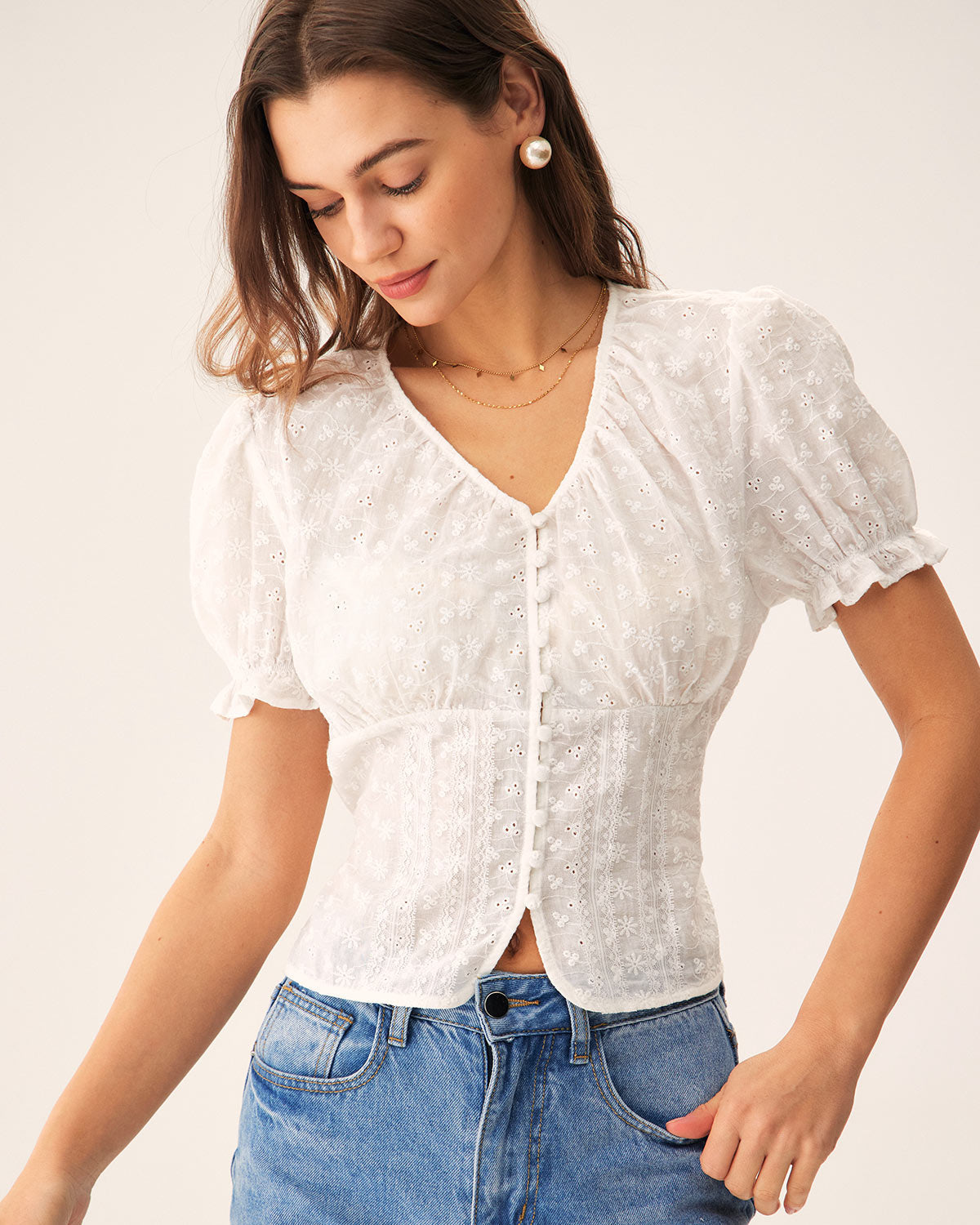 Blusa blanca floral con mangas abullonadas