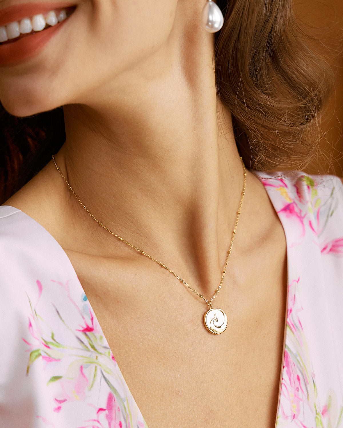 Collar con colgante de concha blanca
