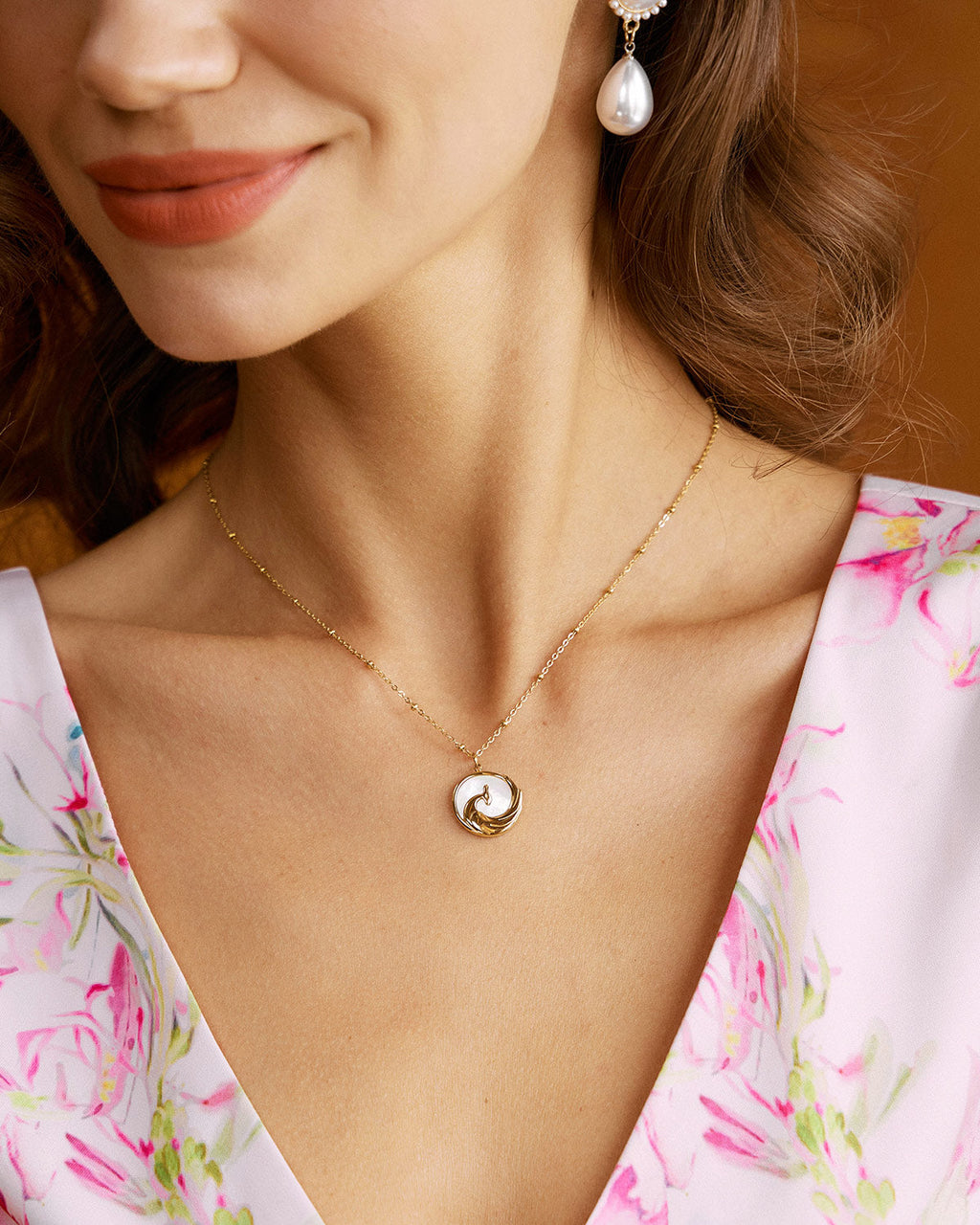 Collar con colgante de concha blanca