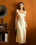 Vestido midi de satén amarillo con volantes y escote cuadrado