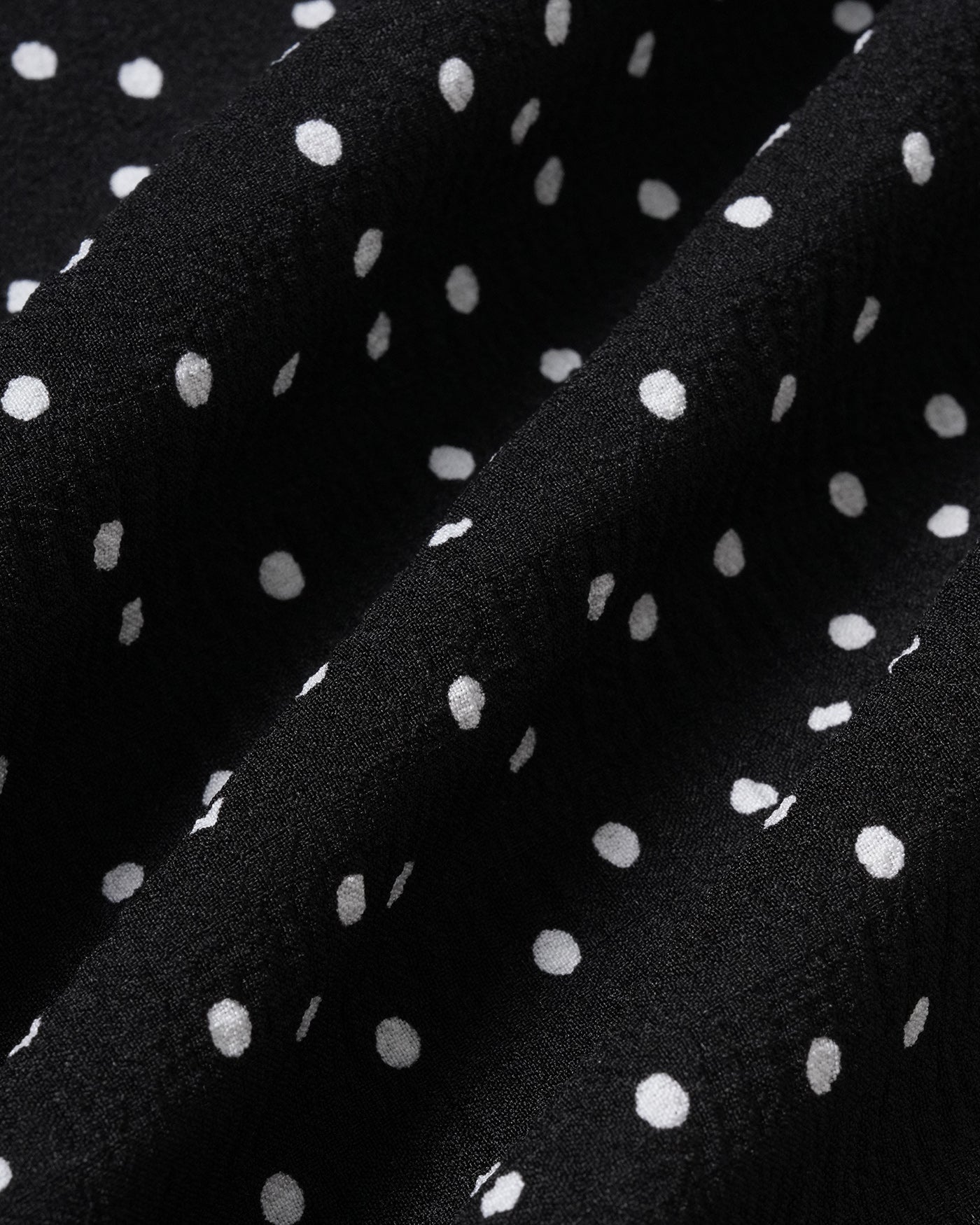 Falda midi fruncida negra de lunares