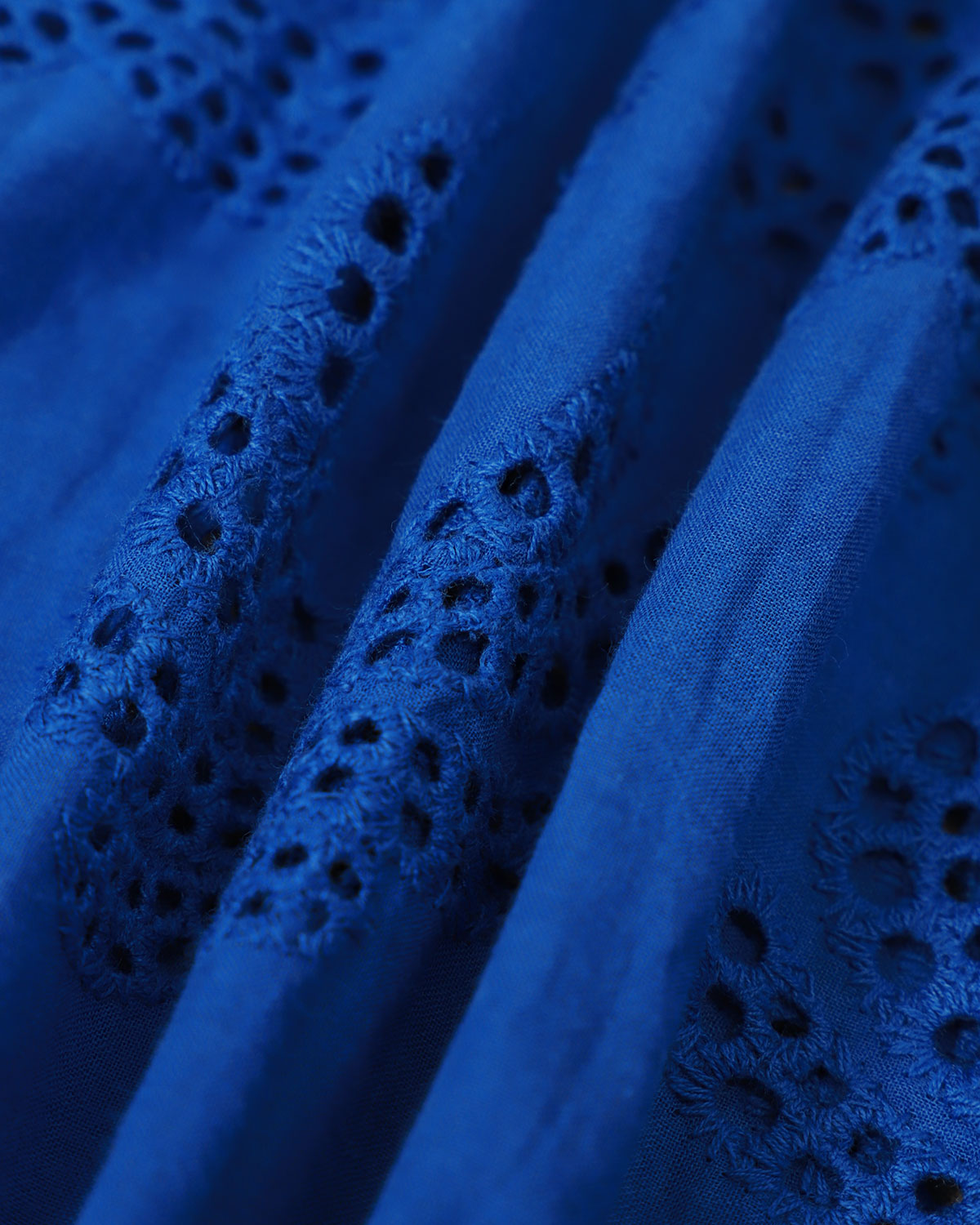El Vestido Midi Lencero Azul Bordado con Escote Corazón