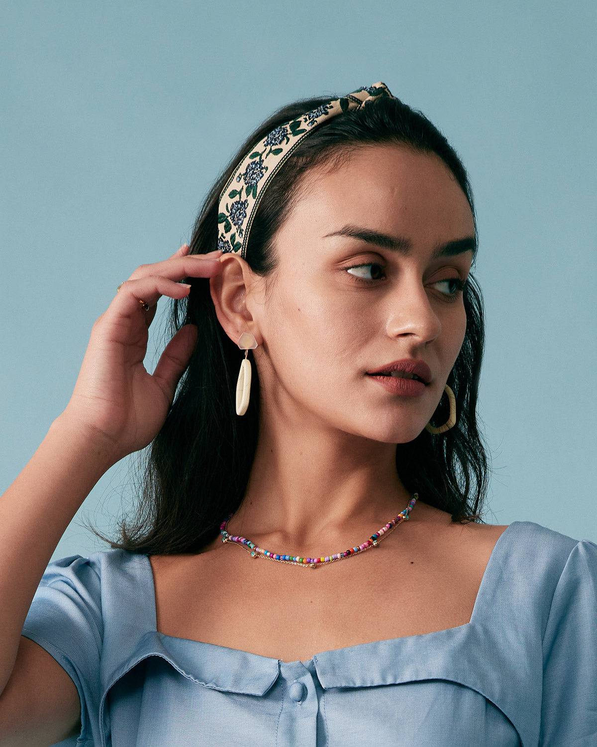 Diadema anudada con bordado floral