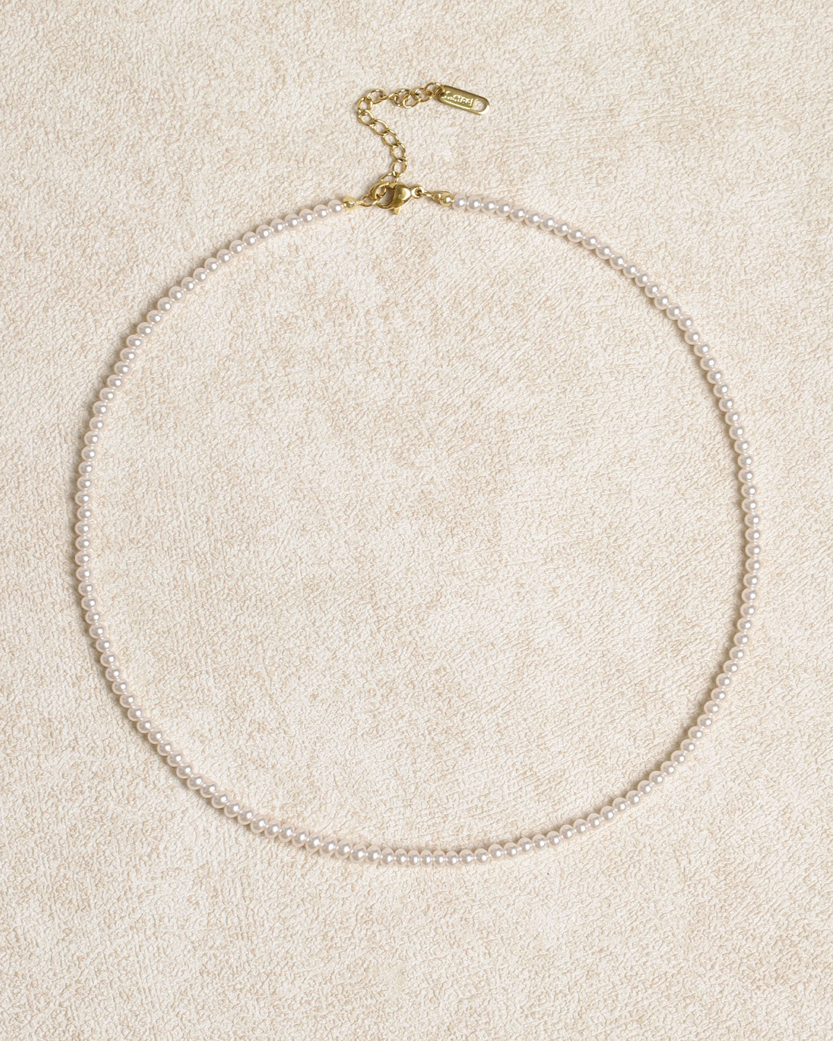 Collar de perlas blancas