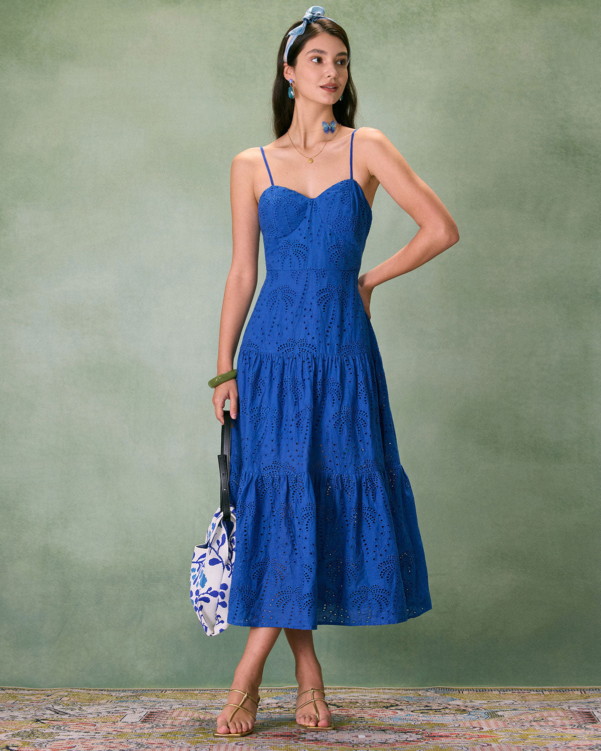 El Vestido Midi Lencero Azul Bordado con Escote Corazón