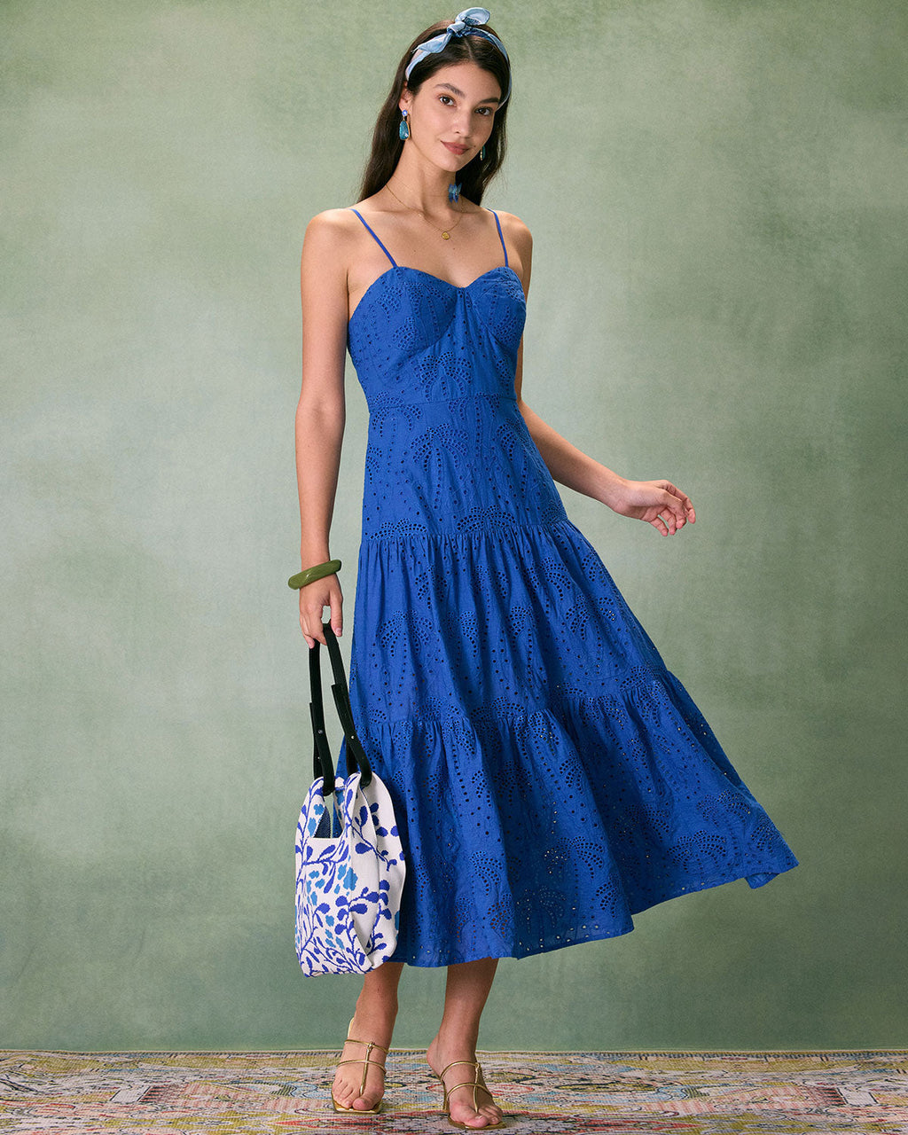 El Vestido Midi Lencero Azul Bordado con Escote Corazón