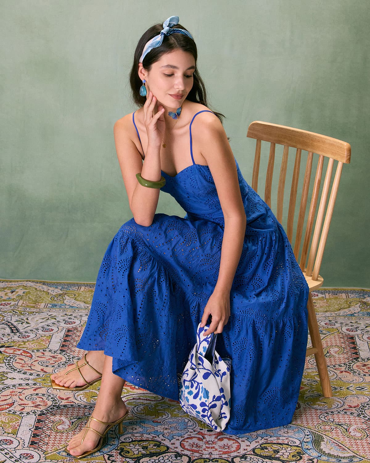 El Vestido Midi Lencero Azul Bordado con Escote Corazón