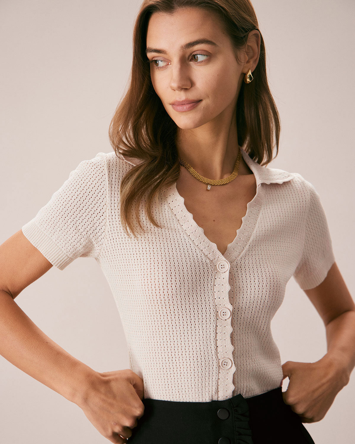 Camiseta de punto pointelle con cuello de pico y botones en color nude
