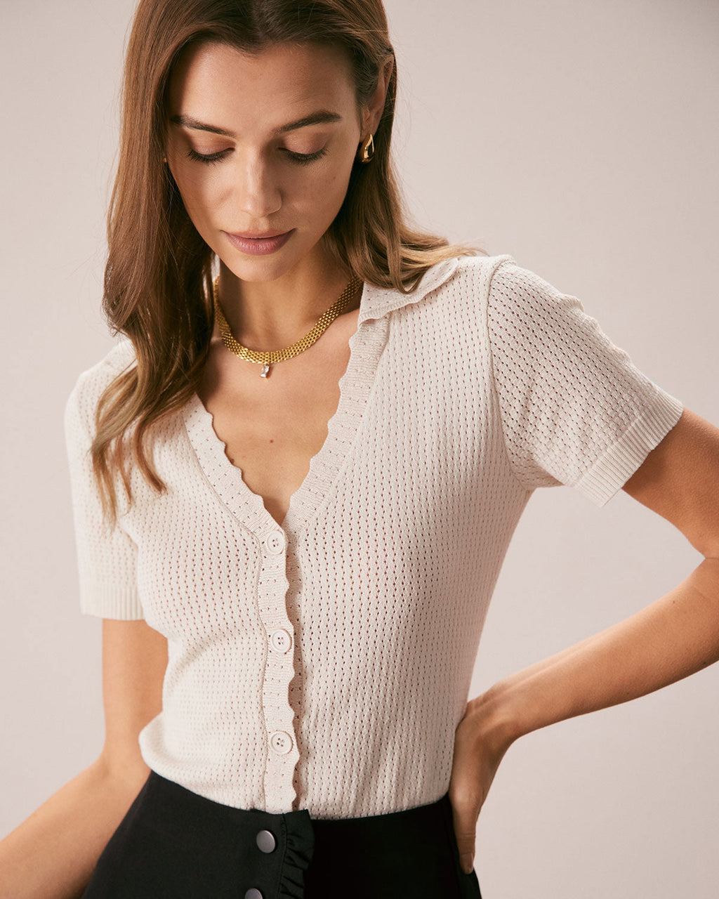 Camiseta de punto pointelle con cuello de pico y botones en color nude