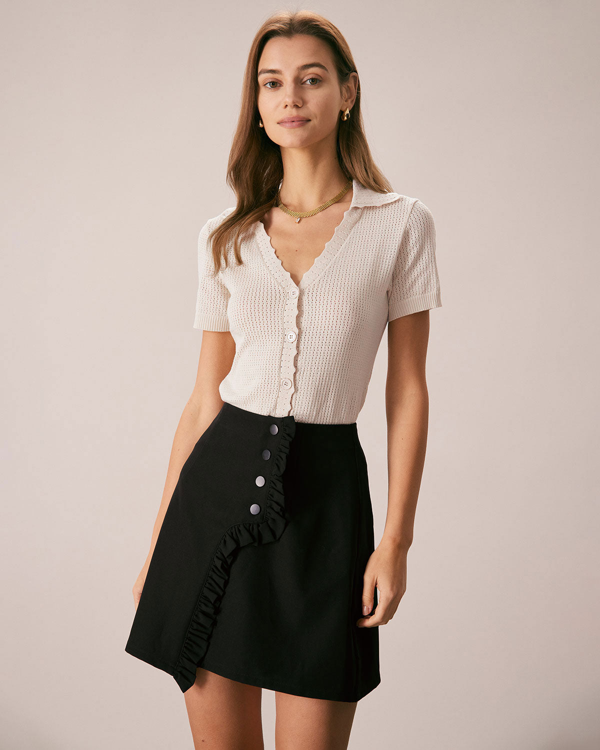 Camiseta de punto pointelle con cuello de pico y botones en color nude