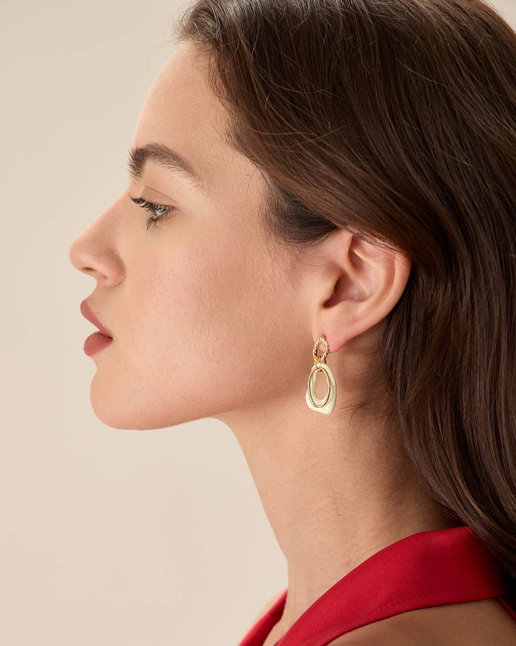 Pendientes geométricos superpuestos blancos