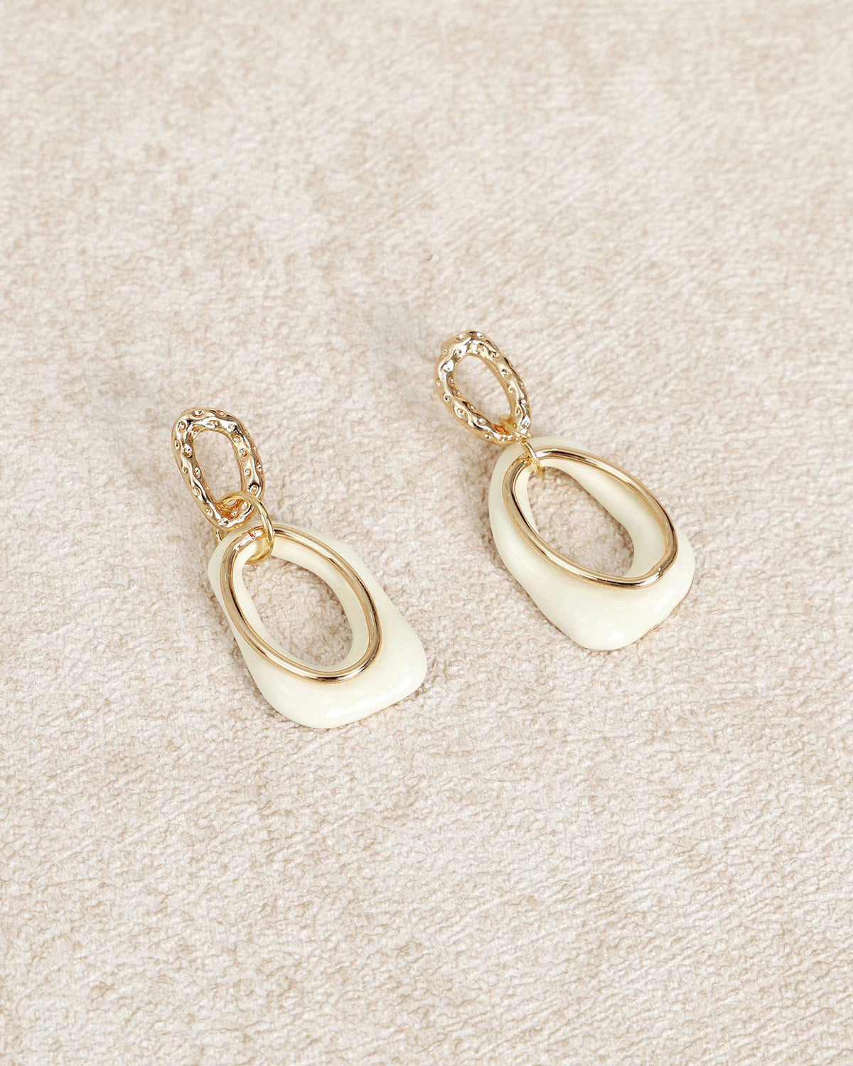 Pendientes geométricos superpuestos blancos