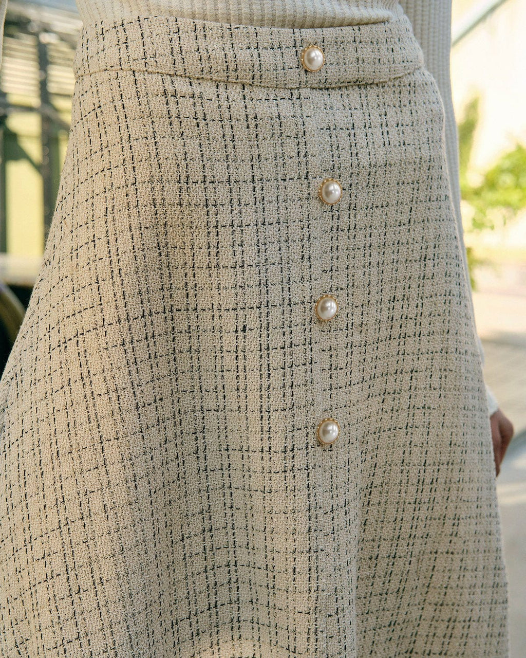 Falda de tweed de tiro alto con botones de perlas
