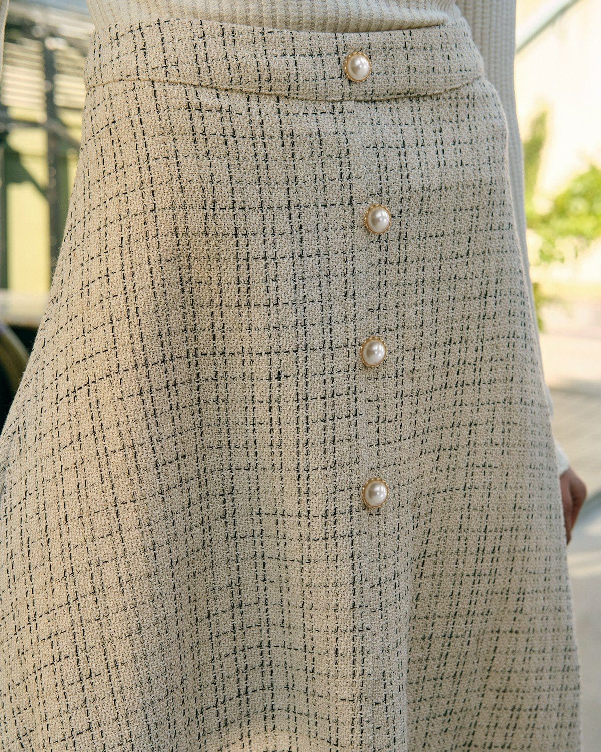 Falda de tweed de tiro alto con botones de perlas