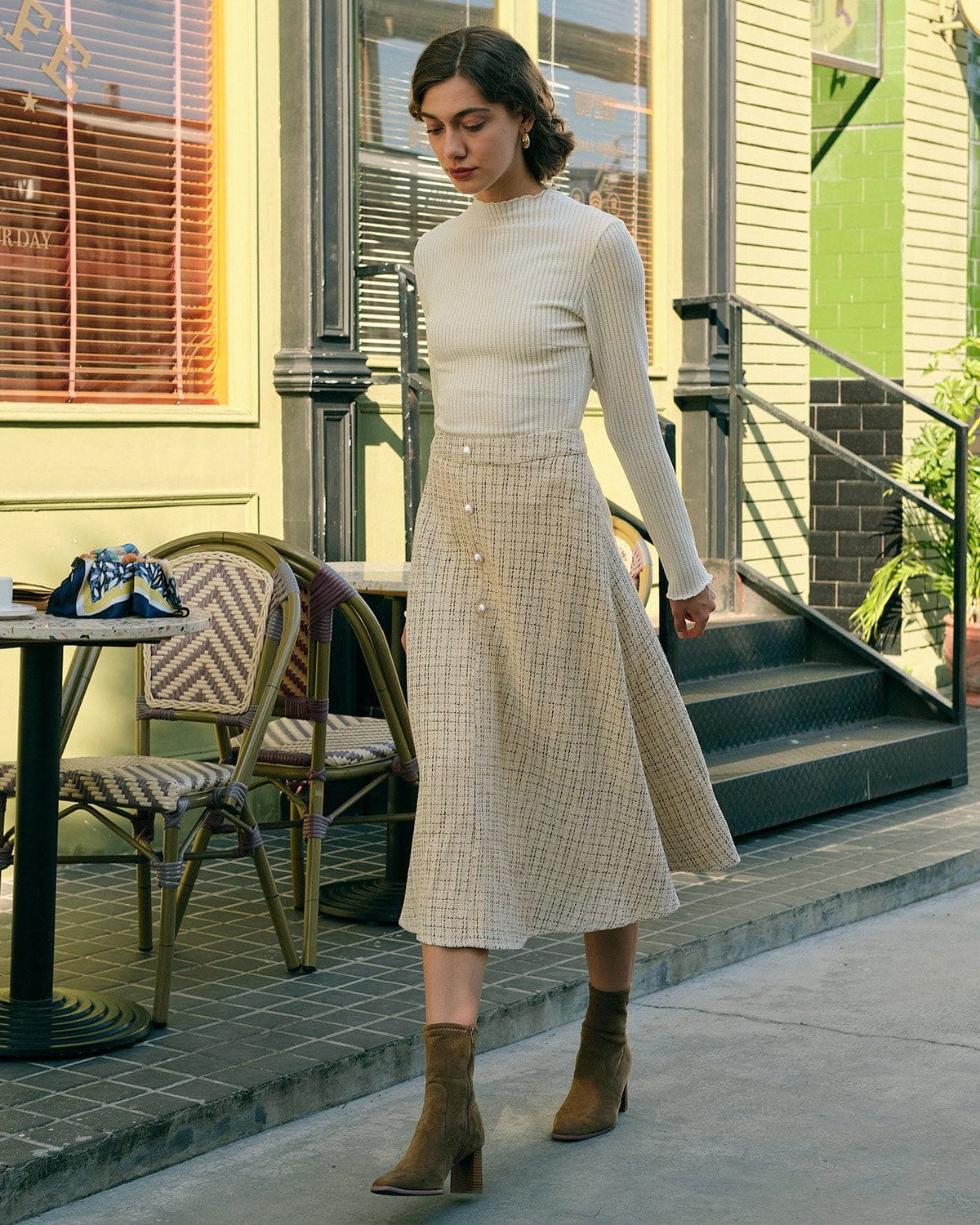Falda de tweed de tiro alto con botones de perlas