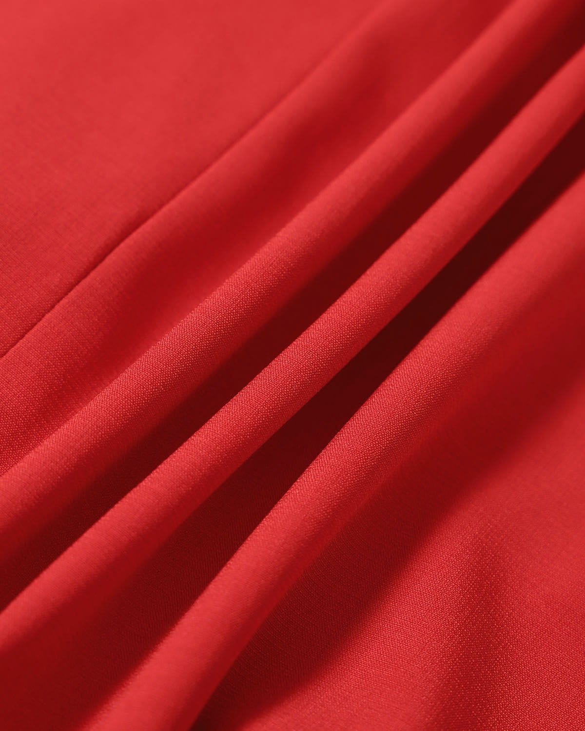 El minivestido rojo de cuello alto y talle alto