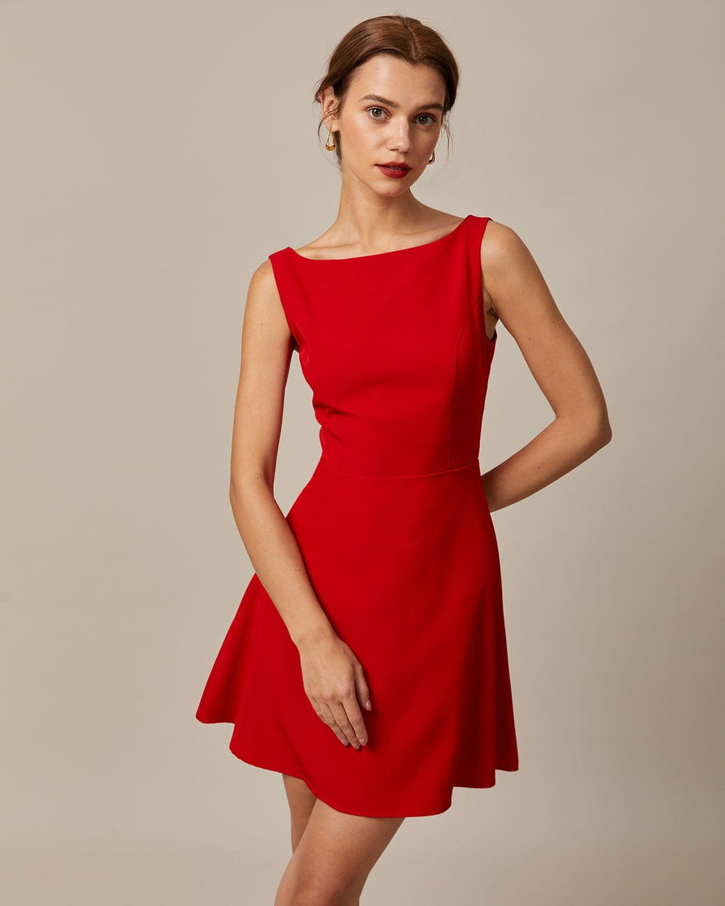 El minivestido rojo de cuello alto y talle alto