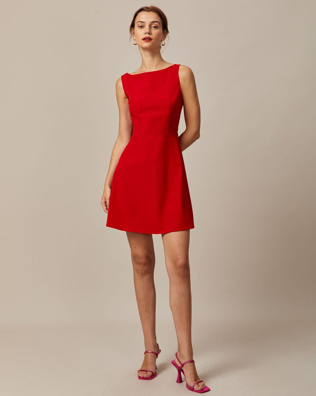 El minivestido rojo de cuello alto y talle alto