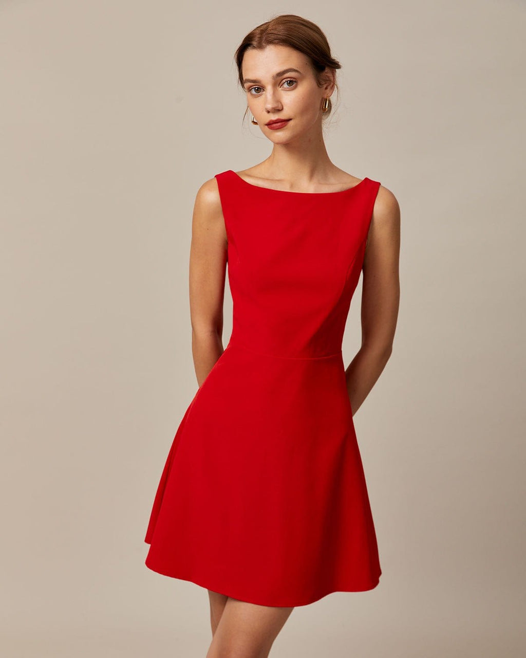 El minivestido rojo de cuello alto y talle alto