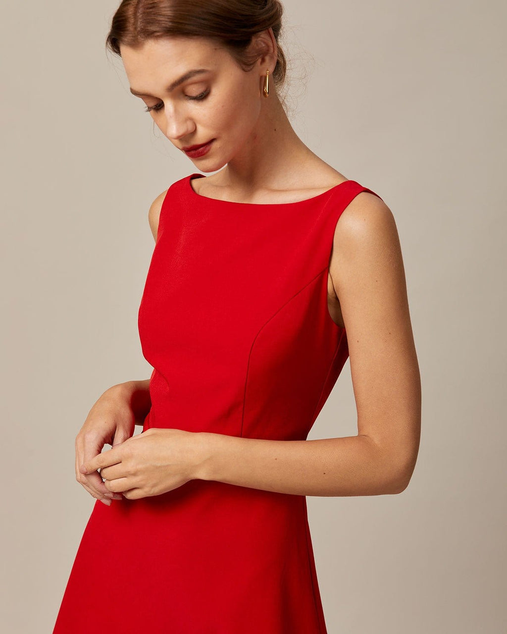 El minivestido rojo de cuello alto y talle alto