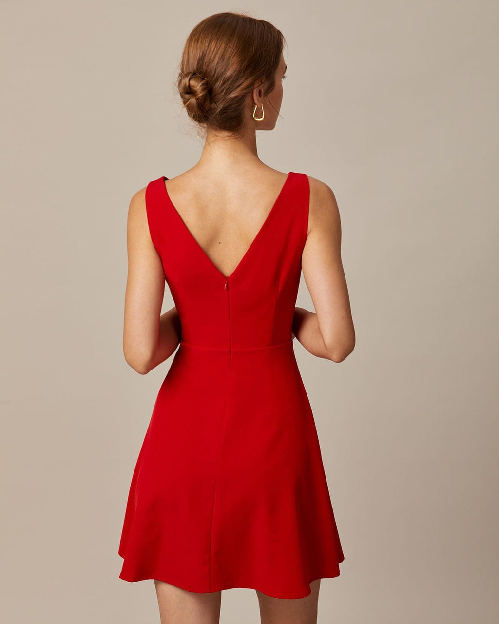 El minivestido rojo de cuello alto y talle alto