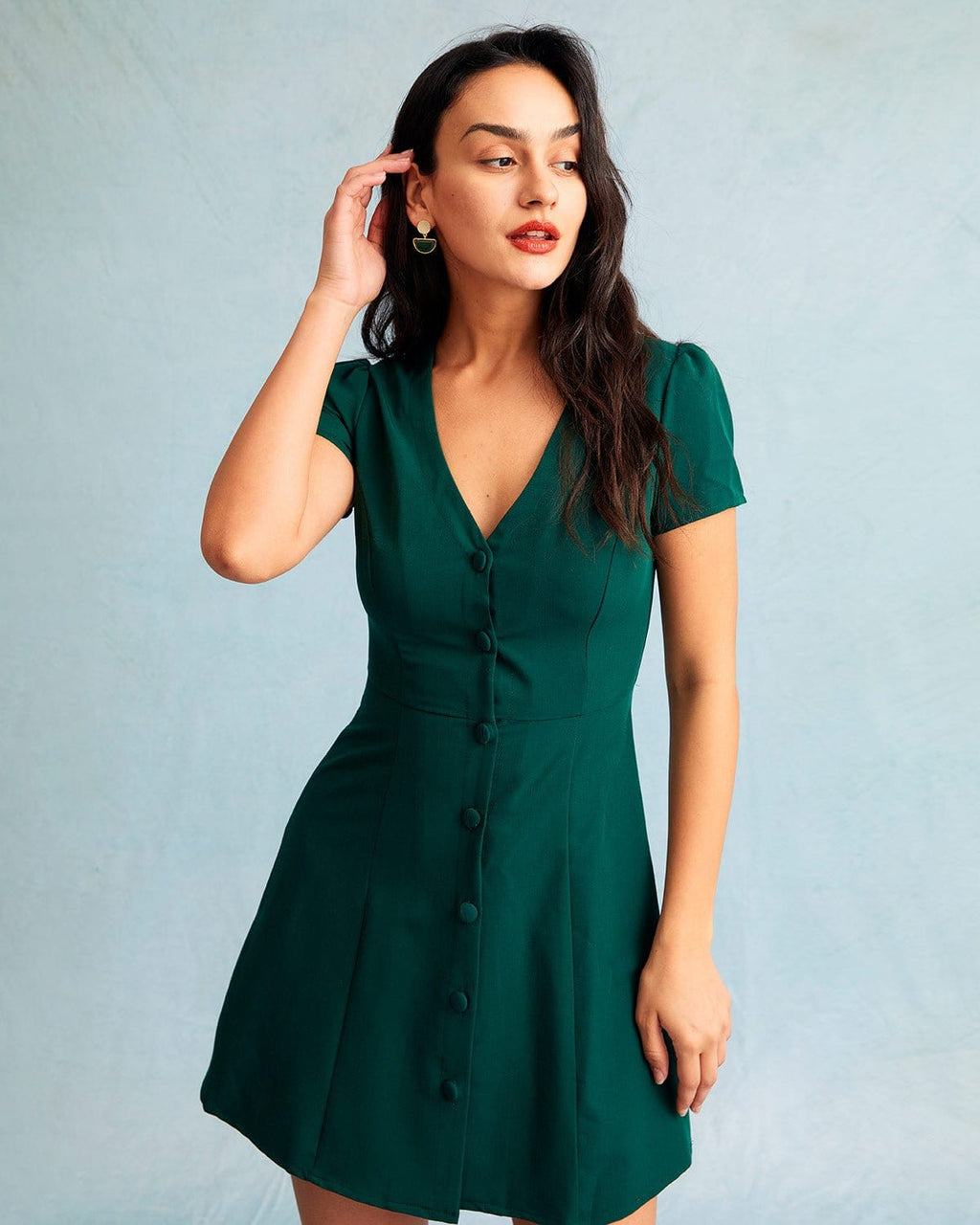 El minivestido con cuello en V abotonado verde oscuro