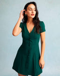 El minivestido con cuello en V abotonado verde oscuro