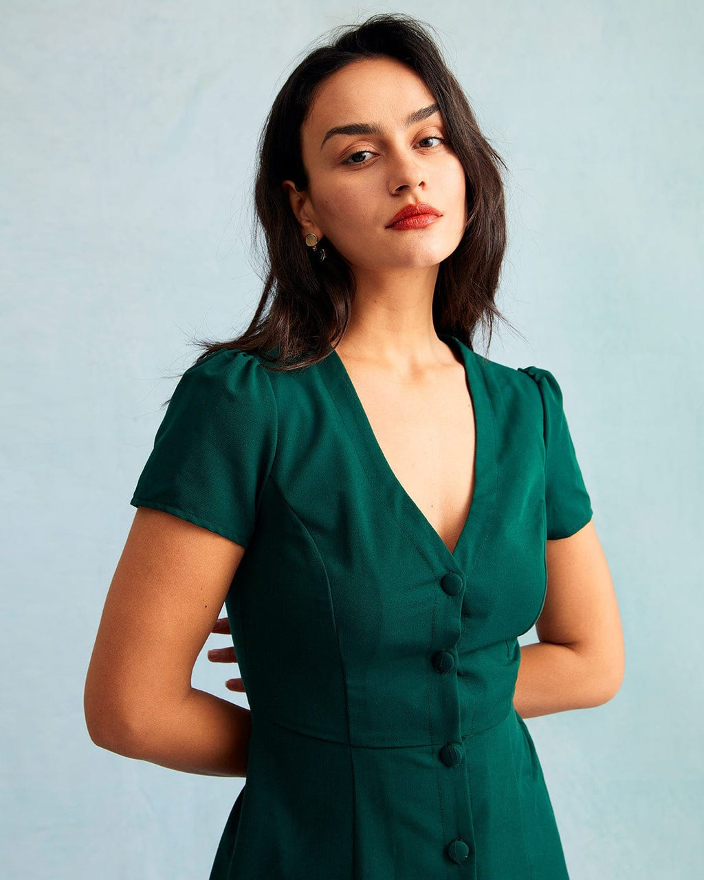 El minivestido con cuello en V abotonado verde oscuro