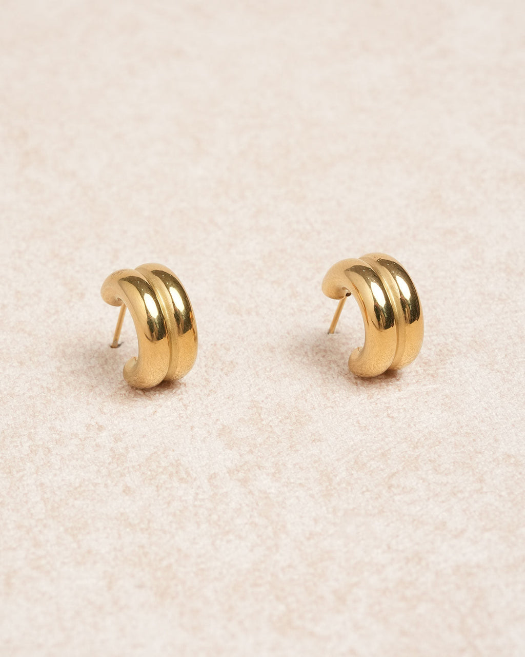 Aretes de metal dorado