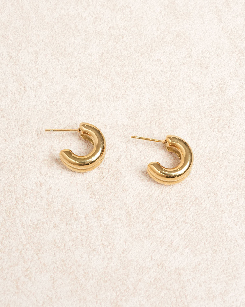 Aretes de metal dorado