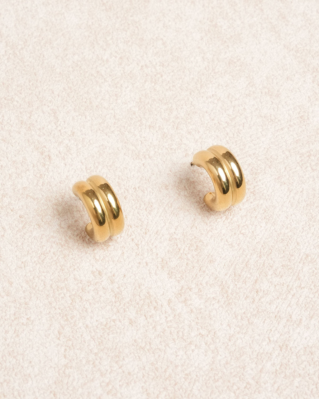 Aretes de metal dorado