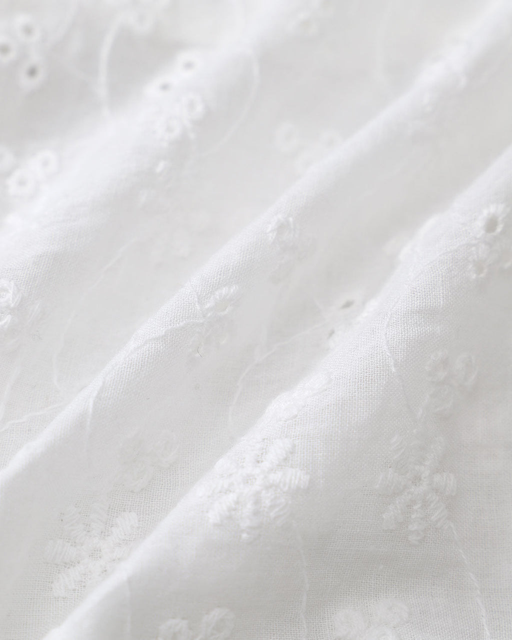 Blusa blanca floral con mangas abullonadas