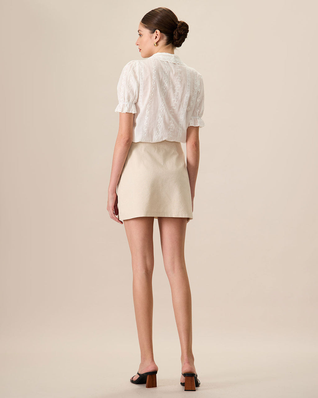 Minifalda de algodón beige de tiro alto con botones para mujer
