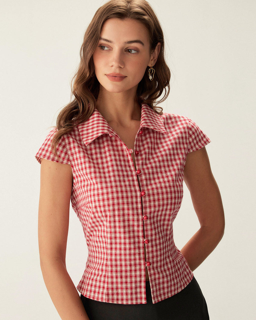 Blusa de manga corta con botones y estampado de cuadros rojos