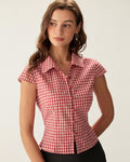 Blusa de manga corta con botones y estampado de cuadros rojos