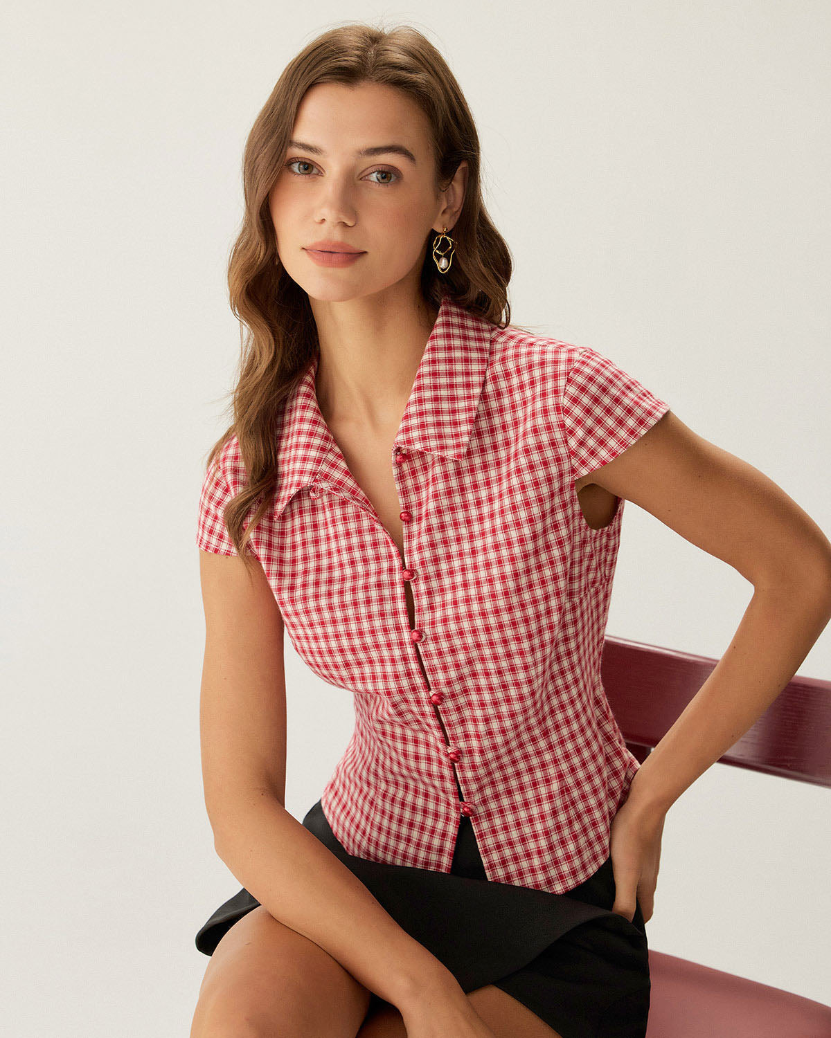 Blusa de manga corta con botones y estampado de cuadros rojos