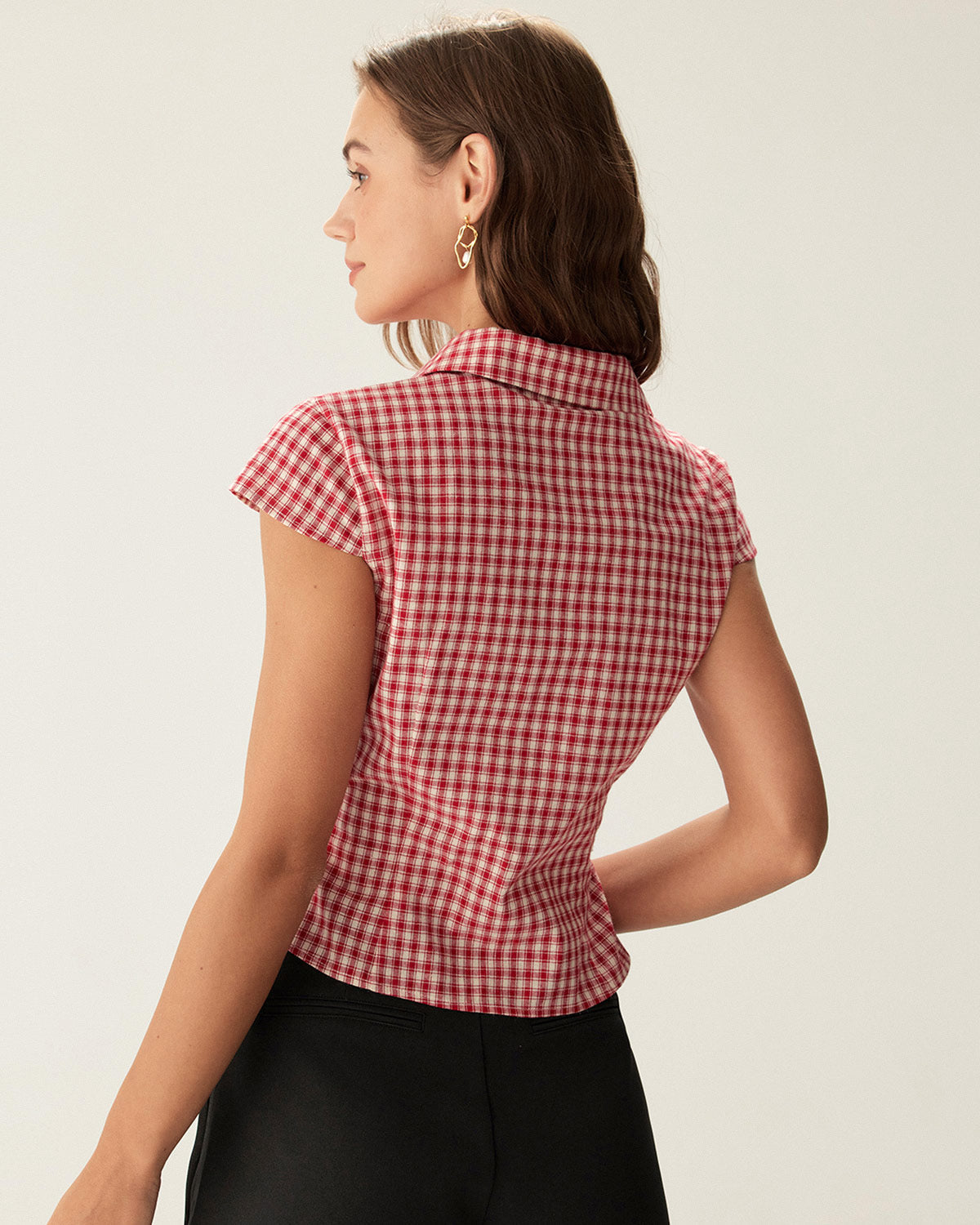 Blusa de manga corta con botones y estampado de cuadros rojos