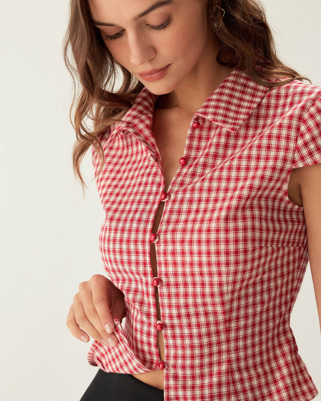 Blusa de manga corta con botones y estampado de cuadros rojos