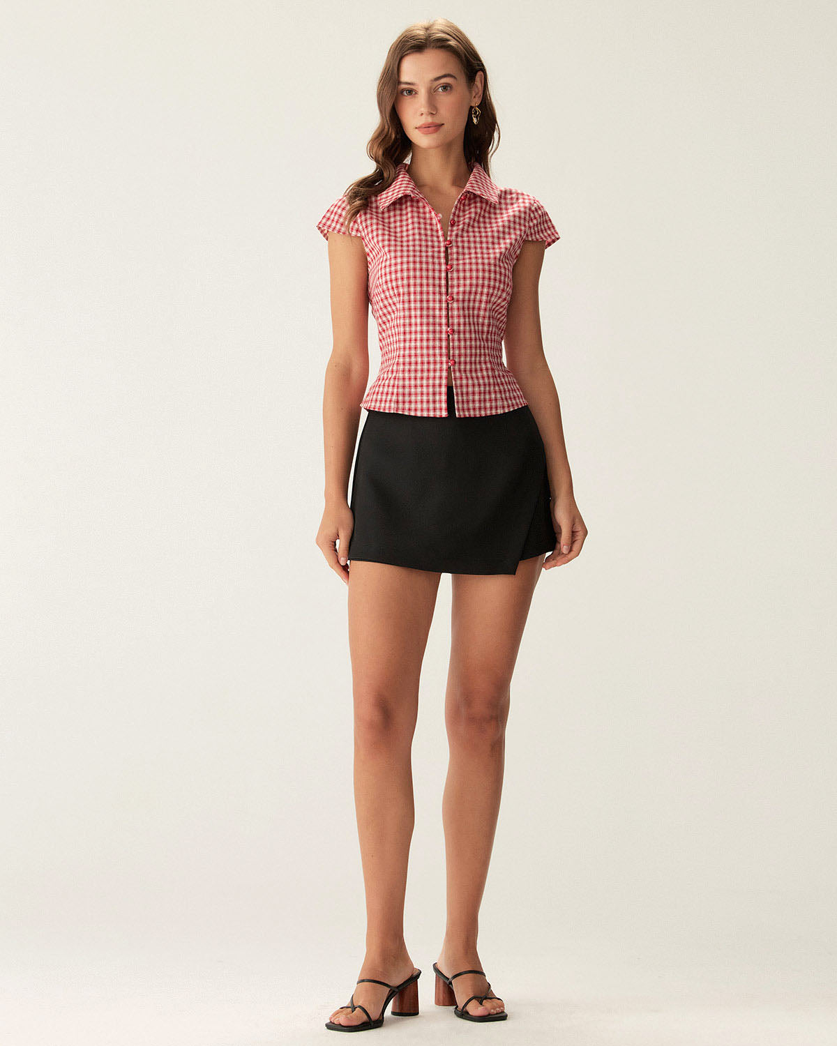 Blusa de manga corta con botones y estampado de cuadros rojos