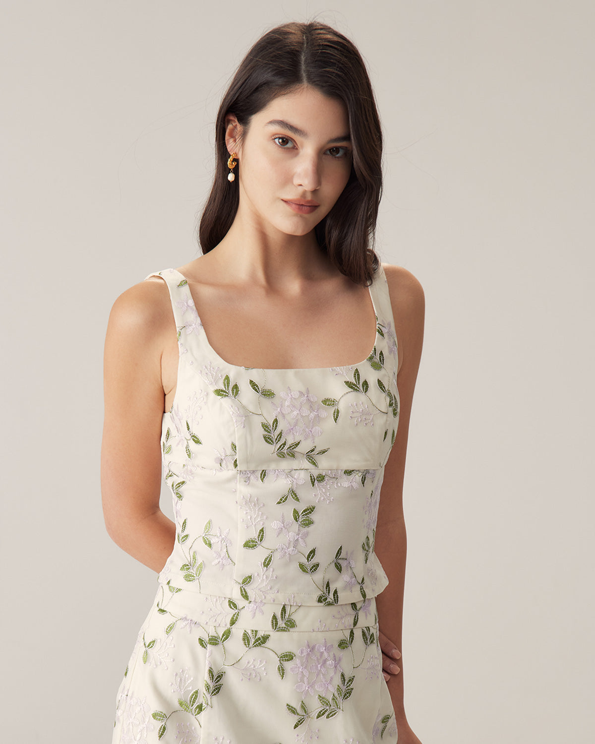 Top sin mangas ajustado floral beige