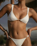 Conjunto de bikini de bralette texturizado con cuello de pico blanco