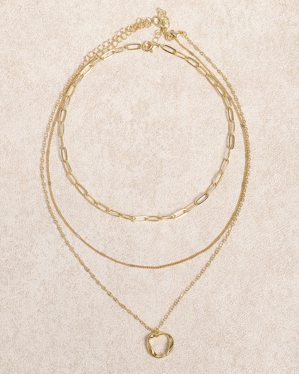 Collar dorado de tres capas